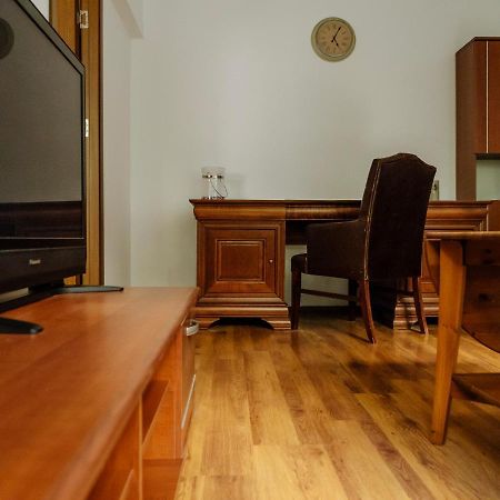 Old Town Historic Apartment With Backyard Mini Park 부쿠레슈티 외부 사진