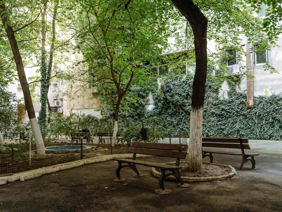 Old Town Historic Apartment With Backyard Mini Park 부쿠레슈티 외부 사진