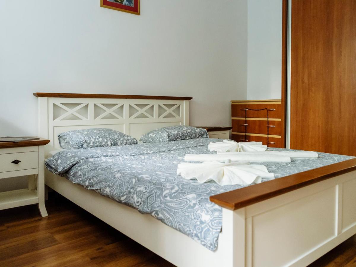 Old Town Historic Apartment With Backyard Mini Park 부쿠레슈티 외부 사진