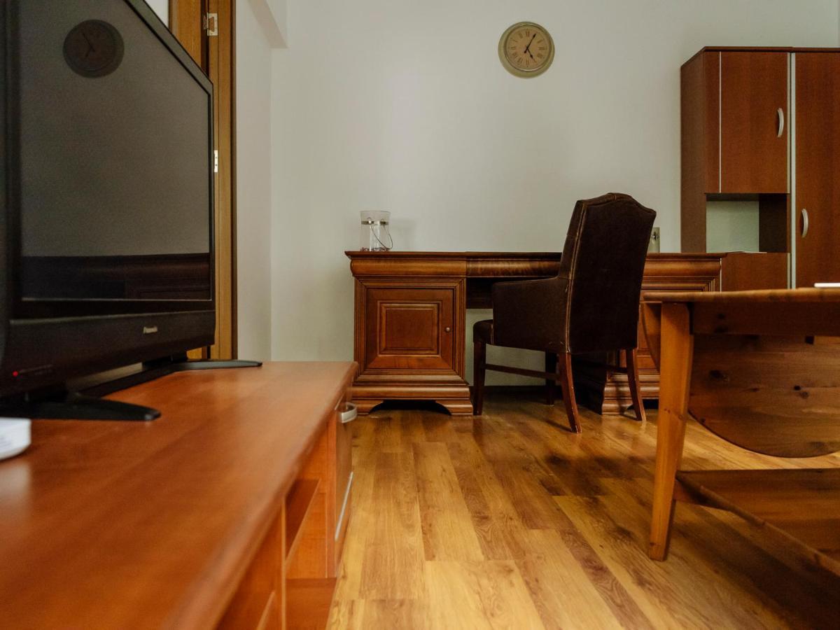Old Town Historic Apartment With Backyard Mini Park 부쿠레슈티 외부 사진