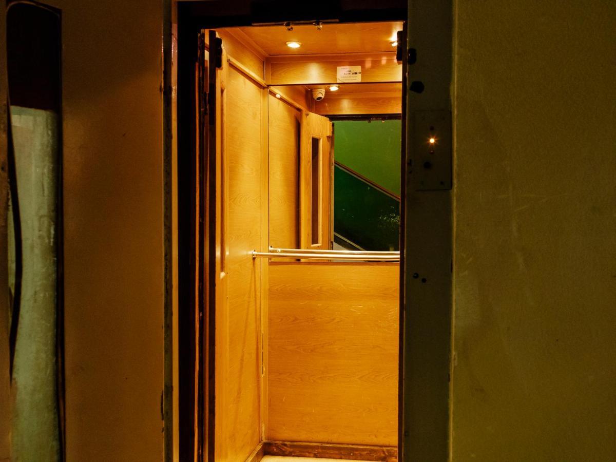 Old Town Historic Apartment With Backyard Mini Park 부쿠레슈티 외부 사진