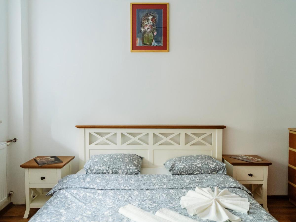 Old Town Historic Apartment With Backyard Mini Park 부쿠레슈티 외부 사진
