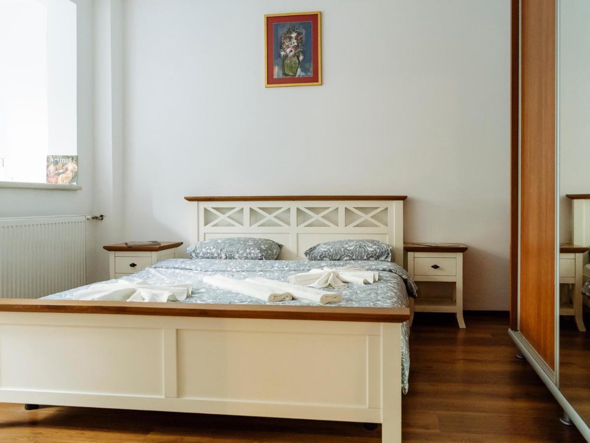 Old Town Historic Apartment With Backyard Mini Park 부쿠레슈티 외부 사진